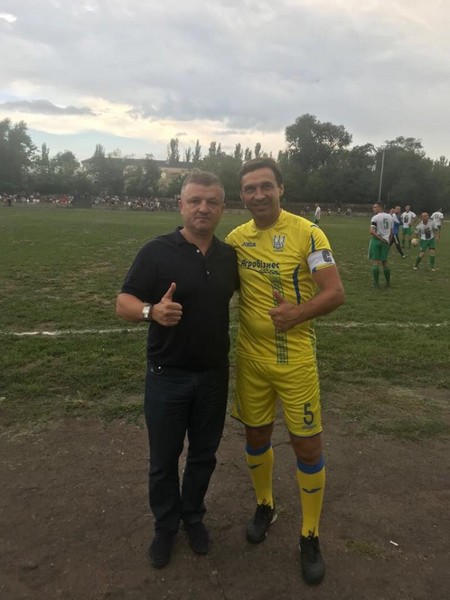 Прифронтовую Красногоровку посетили звезды украинского футбола