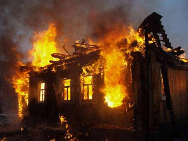 В результате обстрела в Красногоровке сгорели два жилых дома