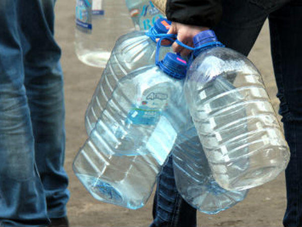 Из-за отсутствия водоснабжения жителям Курахово начали подвозить питьевую воду