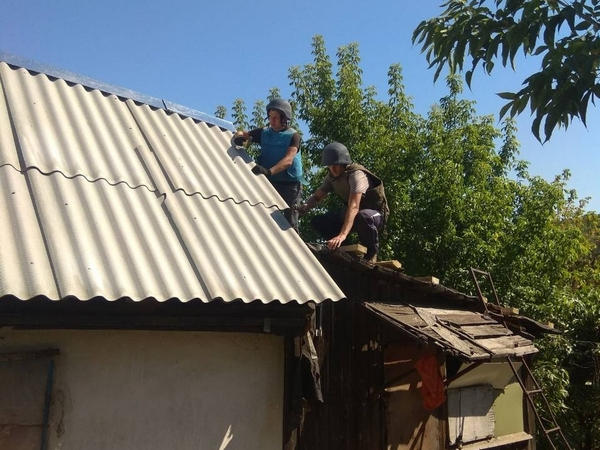 В Марьинке и Красногоровке продолжают восстанавливать разрушенное в результате обстрелов жилье