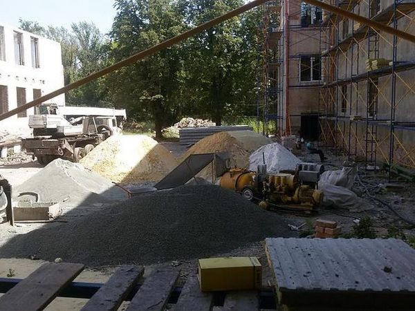В Красногоровке продолжается масштабный ремонт школы, разрушенной обстрелом боевиков