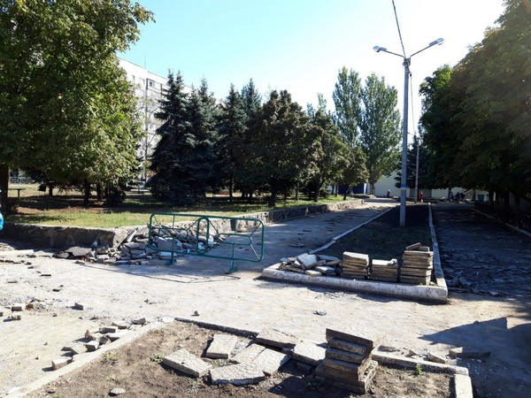 В Угледаре приступили к созданию современной парковой зоны с фонтаном