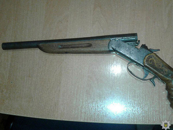 Жительница Марьинского района нашла у себя дома оружие