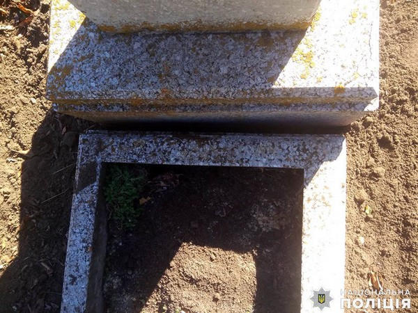Жители Марьинского района разрушали могилы на кладбище