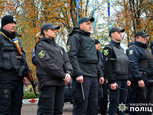 На улицы Курахово, Угледара и Марьинки вышли усиленные наряды полиции