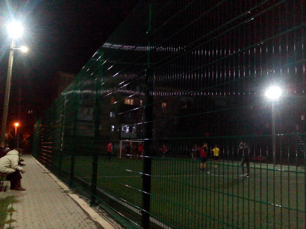 Играть в футбол в Курахово теперь можно даже ночью