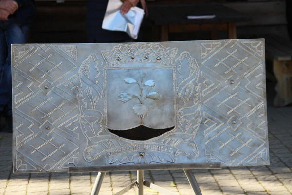На Кураховской ТЭС «вышили» на металле герб Донецкой области