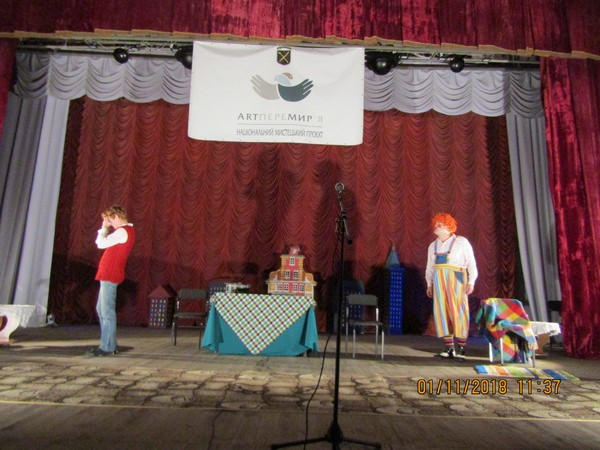 Детям прифронтовой Марьинки подарили увлекательный спектакль и сладкие подарки