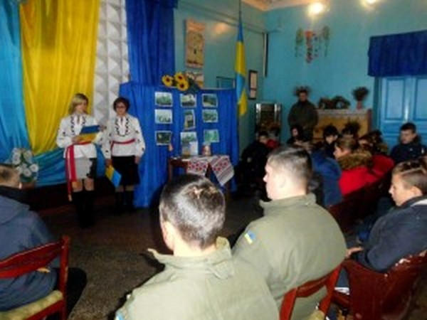 В Марьинском районе военные со школьниками провели совместное мероприятие