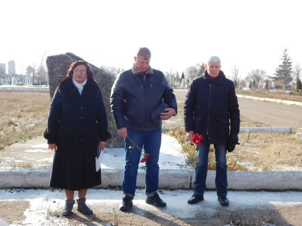В прифронтовой Марьинке почтили память жертв голодоморов