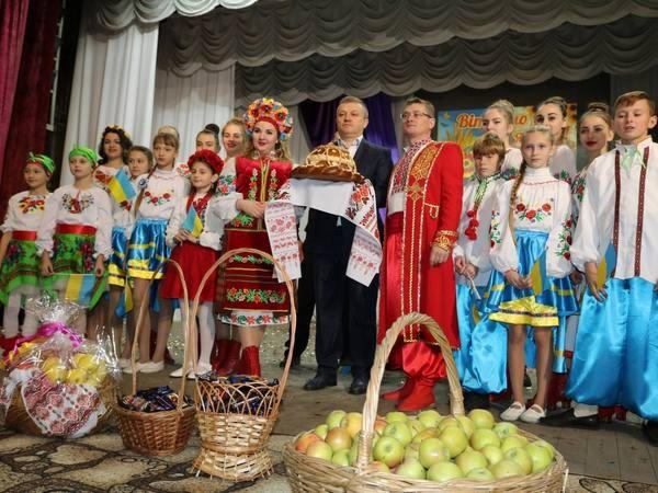 Аграриев Марьинского района торжественно поздравили с профессиональным праздником
