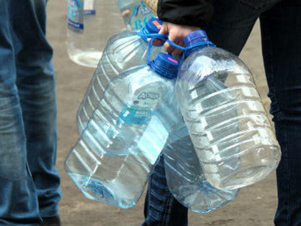 Жителям прифронтового Марьинского района доставили еще 160 тысяч литров питьевой воды