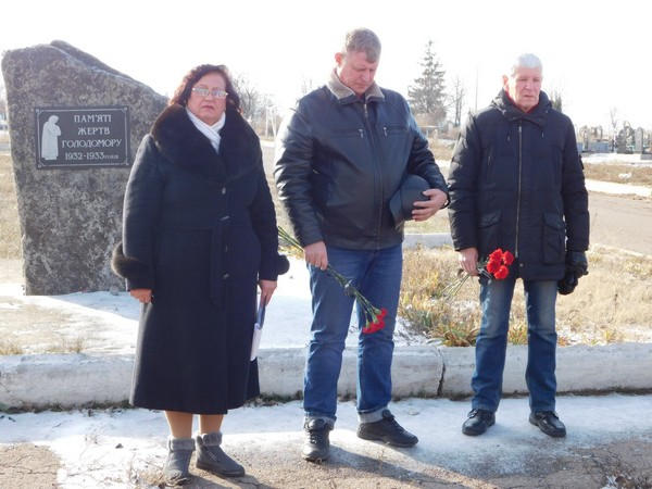 В прифронтовой Марьинке почтили память жертв голодоморов