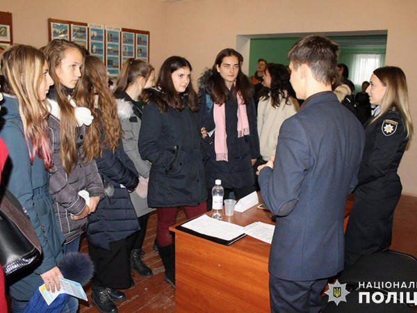 Школьникам Марьинского района рассказали о прелестях работы в полиции