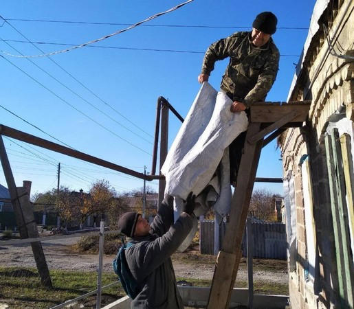 В Марьинке и Красногоровке восстанавливают дома, пострадавшие в результате артобстрелов