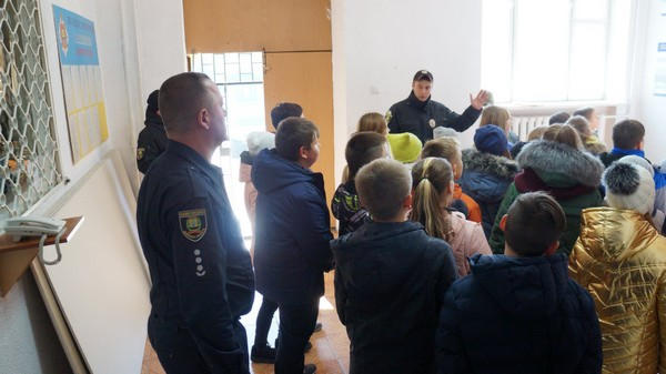 В Угледаре школьники «захватили» отделение полиции