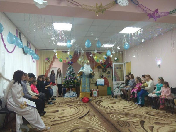 В Марьинке воспитанникам реабилитационного центра подарили волшебный праздник
