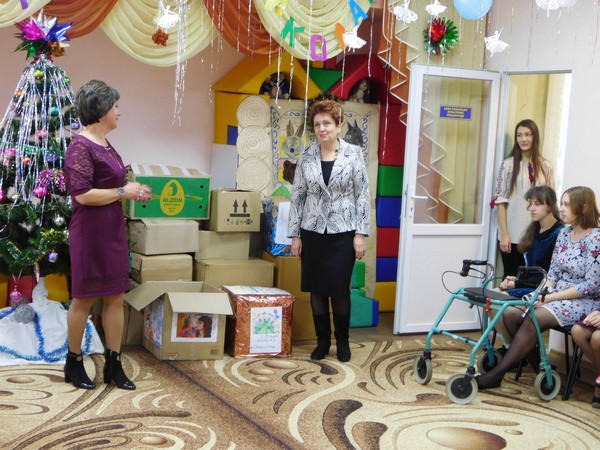 В Марьинке воспитанникам реабилитационного центра подарили волшебный праздник