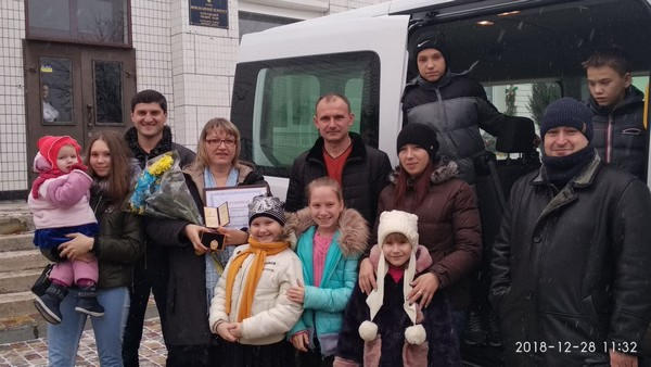 Многодетной семье из Марьинского района подарили новый микроавтобус