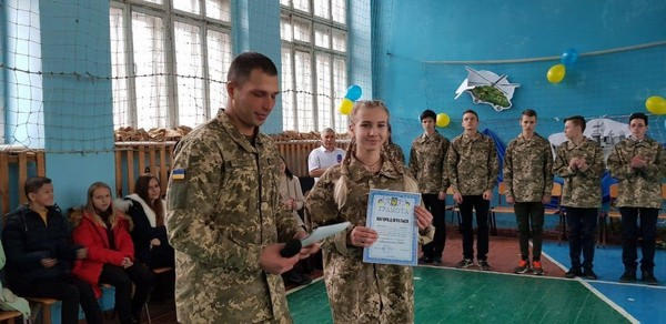 Угледарские школьники присоединились к празднованию Дня Вооруженных сил Украины