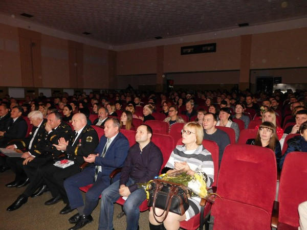 В Курахово энергетиков с профессиональным праздником поздравили участники «Х-Фактора»