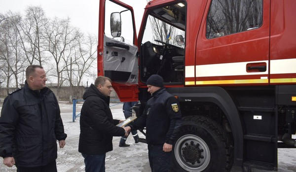 Спасатели Угледара получили новый современный пожарный автомобиль