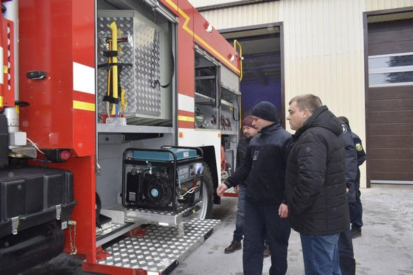 Спасатели Угледара получили новый современный пожарный автомобиль