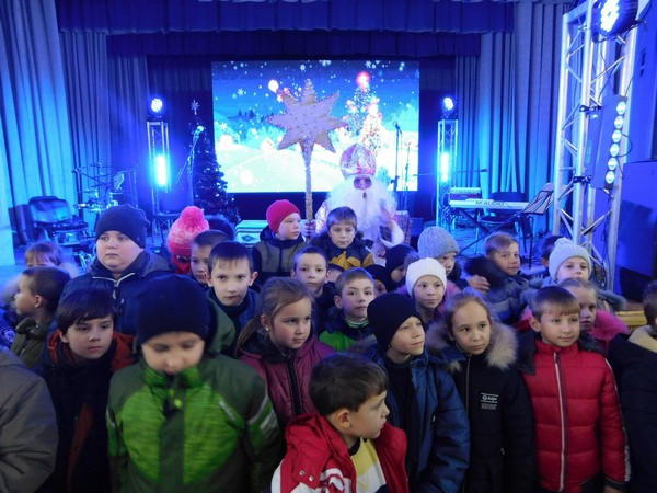 В Курахово для детей из Марьинского района организовали масштабное новогоднее представление