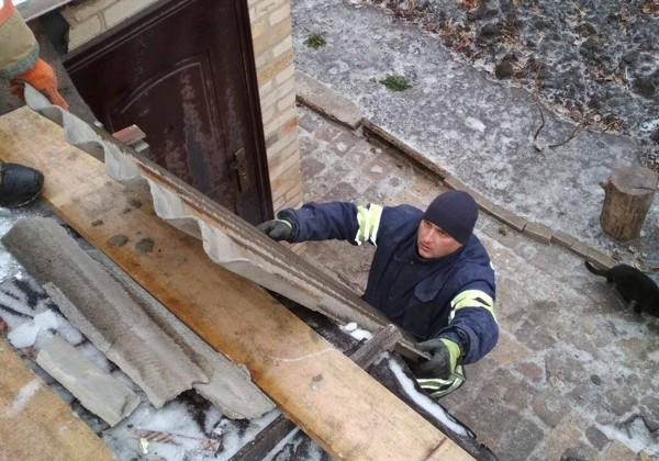 В прифронтовых Марьинке и Красногоровке продолжают восстанавливать разрушенное жилье