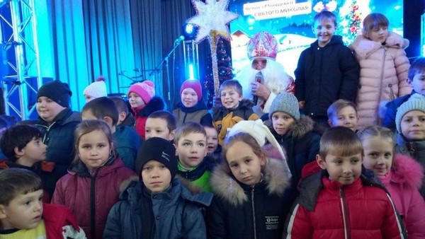 В Курахово для детей из Марьинского района организовали масштабное новогоднее представление
