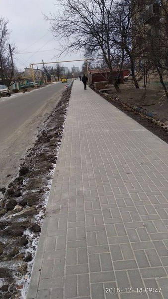 В Курахово появилось еще около 700 метров современных тротуаров