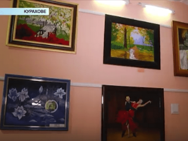 Переселенец из Красногоровки превратил Кураховскую больницу в картинную галерею