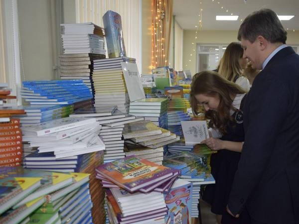 Марина Порошенко передала угледарским школьникам новые учебники