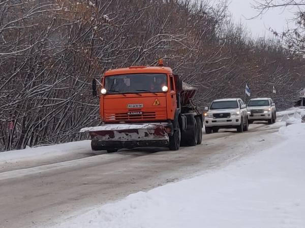Специальная техника расчищает снежные заносы в районе КПВВ «Марьинка»