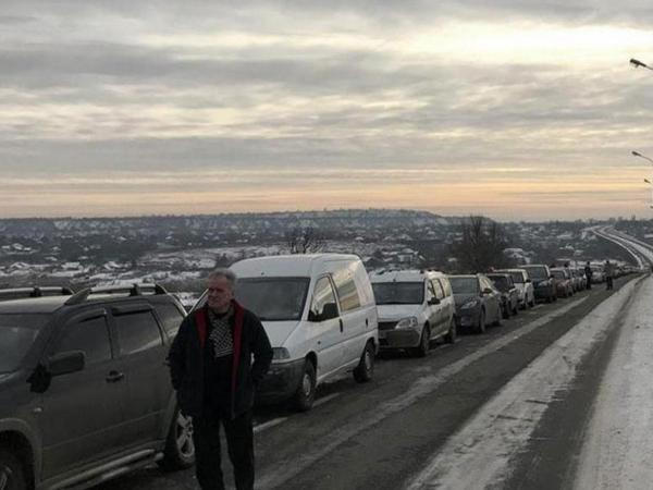 Очевидцы сообщают об огромных очередях и нечищенных дорогах на блокпосту «ДНР» вблизи Марьинки