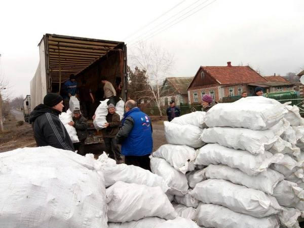 Жителям Марьинского района бесплатно раздали топливные брикеты и продукты