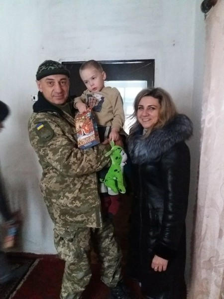 Дети из прифронтовой Красногоровки получили новогодние подарки от военных