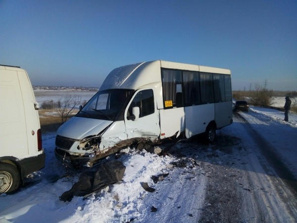 Вблизи КПВВ «Марьинка» столкнулись маршрутка и легковой автомобиль