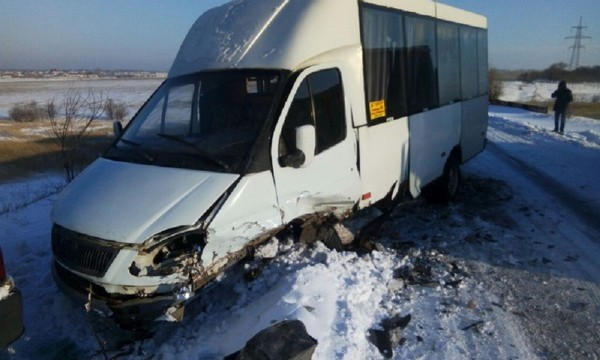 Вблизи КПВВ «Марьинка» столкнулись маршрутка и легковой автомобиль