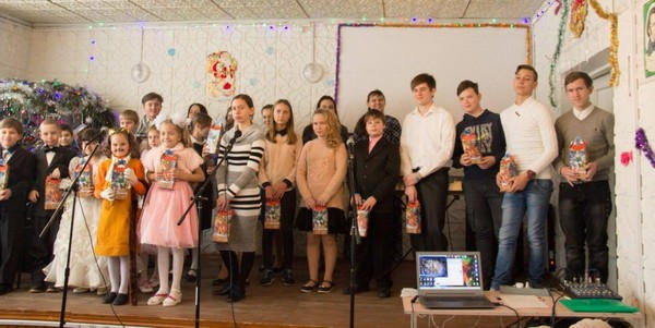 Дети из прифронтовой Красногоровки получили новогодние подарки от военных