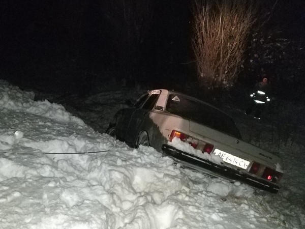 На автодороге «Марьинка-Курахово» автомобиль не сумел выбраться из снежных заносов без помощи спасателей
