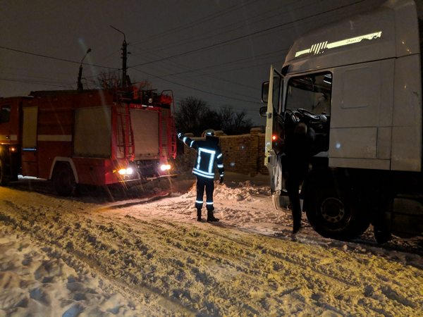 В Марьинском районе в снежных заносах застревают не только легковые, но и грузовые автомобили