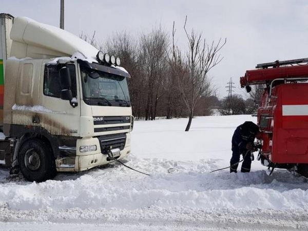 Грузовик, застрявший в снежных заносах на автодороге «Старомлиновка-Угледар» пришлось вытаскивать спасателям