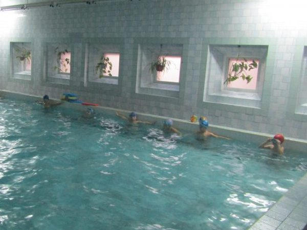 Школьников Угледара приглашают в бассейн