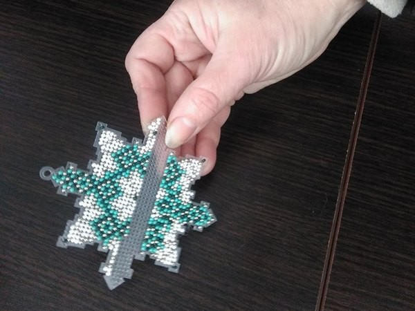 В Курахово делают елочные игрушки ручной работы