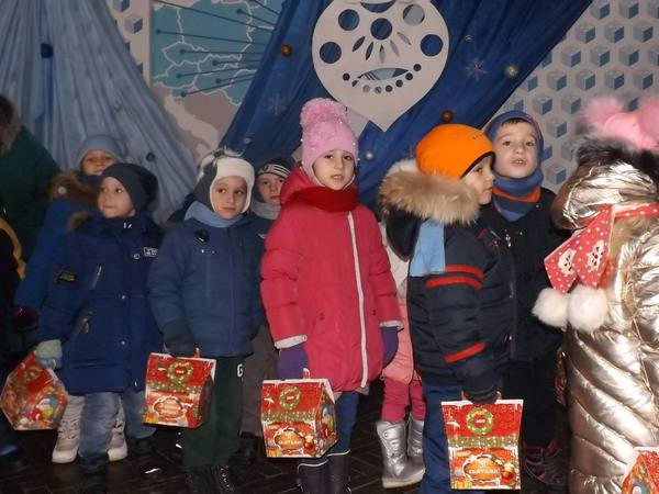 Школьники Марьинского района получили подарки от военных