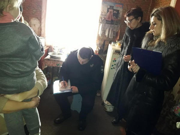 В прифронтовой Марьинке полицейские и соцслужбы прошлись по «проблемным» семьям