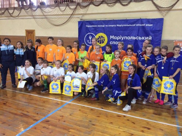 Девушки-футболистки из Марьинского района заняли третье место на турнире в Мариуполе