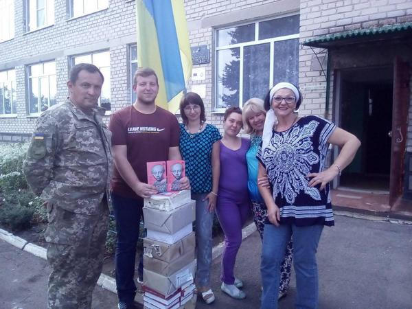 В прифронтовой Красногоровке пытаются сместить с должности проукраинского директора школы