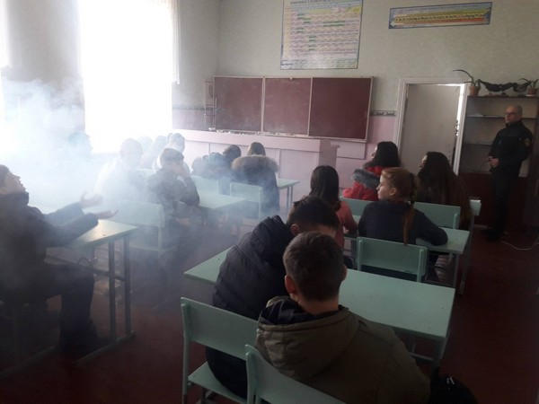 В Марьинском районе из «задымленной» школы эвакуировали 140 детей